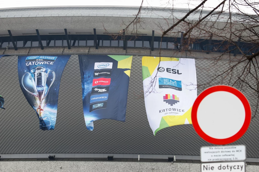 W StarCraft II wciąż szansę na dobry rezultat ma m.in. Mikołaj „Elzaer” Ogonowski. Gra się zatem toczy i toczyć się będzie do samego końca. Po przełknięciu bardzo gorzkiej pigułki organizatorzy zakasali rękawy i wrócili do działania. Skoro turnieje i tak mają miejsce, ESL zamierza w transmisji oddać to, co działoby się w obiekcie dzięki publiczności. Pozostaje włodarzom życzyć powodzenia, by chociaż na streamie rzeczywiście doszło do święta światowego esportu. 
