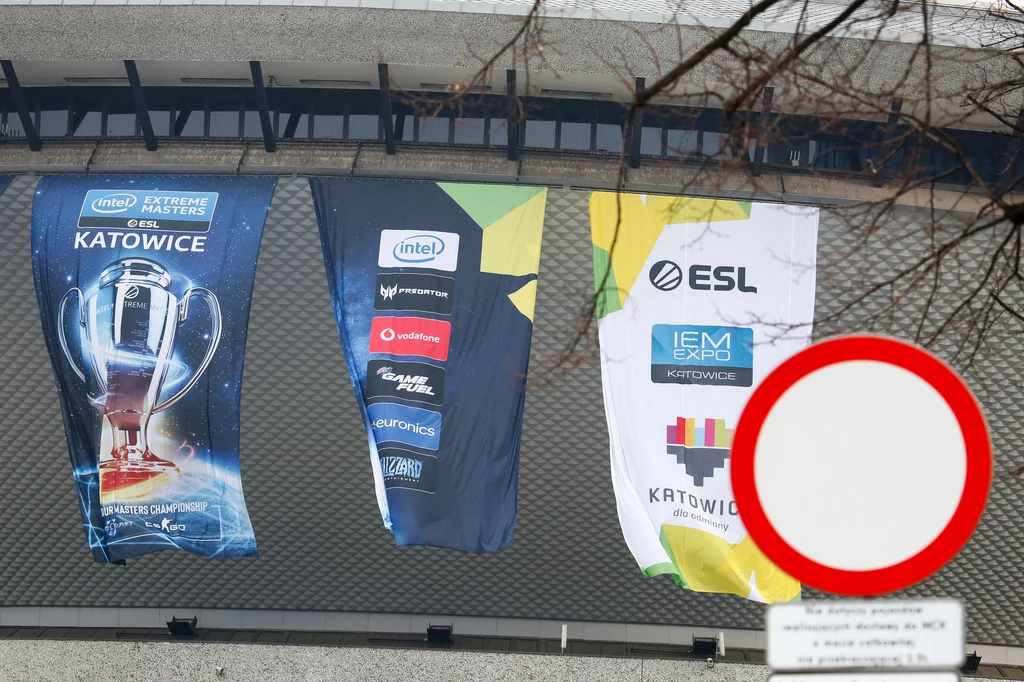 Określenie przed imprezowego czwartku „czarnym” byłoby kontrowersyjnym żartem, choć dla ESL-a na pewno minione godziny kojarzą się z rozgoryczeniem, smutkiem, żalem i jeszcze kilkoma innymi emocjami powszechnie uważanymi za negatywne. Impreza jednak trwa. Bez kibiców nadal trzeba wyłonić zwycięzców zmagań. W Counter-Strike'u: Global Offensive na placu boju pozostało sześć drużyn.