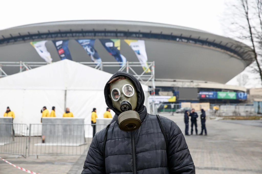 Krótko przed 20:00 zapadł werdykt – IEM musi odbyć się bez udziału publiczności, gdyż zagrożenie epidemiologiczne jest zbyt duże. Dla organizatorów padł najgorszy możliwy wyrok. I nie chodzi już nawet o straty finansowe, jakie przyniesie taka decyzja, choć te oczywiście będą ogromne. Chodzi tu jednak o coś więcej. Coroczne święto, odwiedzane przez ponad 150 tysięcy fanów, straci swój największy atut. Zamiast pełnego MCK-a i tłumów na IEM Expo – pusto. Zamiast głośnego dopingu i wypełnionego Spodka podczas meczów – pusto. Ta pustka ogarnęła m.in. Michała „CARMACA” Blicharza, który podczas oficjalnej transmisji powstrzymywał łzy, informując o zamknięciu obiektu dla kibiców. 