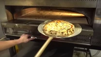 Zgłoszona do komisji pizza liczyła zaledwie 30 centymetrów średnicy. To nie wielkość, ale "zawartość" ma prawdziwe znaczenie. Jesteśmy przekonani, że nawet ten niewielki rozmiar mógłby okazać się dla żołądka iście zabójczy!