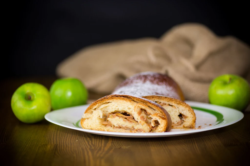 Aromatyczna strudel jabłkową podawaj oprószoną cukrem pudrem