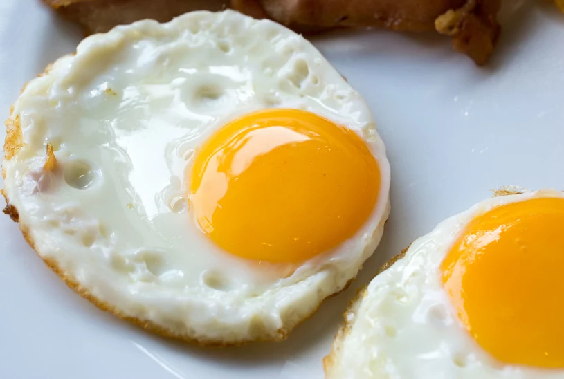 Aby jajka nie straciły żywych kolorów, nie można doprawiać ich zbyt wcześnie