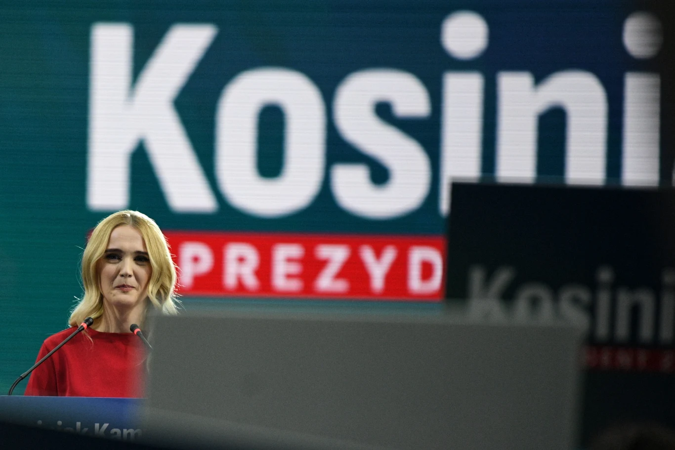 - Jako pierwsza dama nie dam się zamknąć pod kryształowym żyrandolem - oświadczyła Paulina Kosiniak-Kamysz na sobotniej konwencji wyborczej kandydata PSL na prezydenta Władysława Kosiniaka-Kamysza. Zadeklarowała, że będzie aktywną pierwszą damą, przedstawiła też swoje plany.