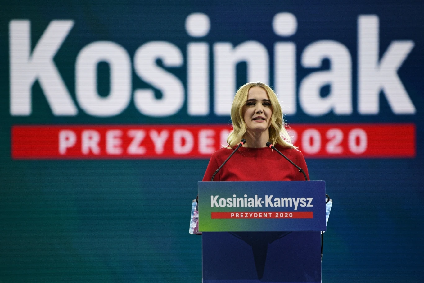 Paulina Kosiniak-Kamysz powiedziała, że nie będzie "milczącą" pierwszą damą, która nie ma swojego zdania, "chowa się za ogrodzeniem prezydenckiego pałacu i wyłącznie statystuje swojemu mężowi". "Będę krzyczeć, będę przypominać o nas - o kobietach, o słabszych, niepełnosprawnych, o wartościach, które są dla nas najważniejsze" - oświadczyła. "Nie dam się zamknąć pod kryształowym żyrandolem" - powiedziała żona kandydata PSL na prezydenta.