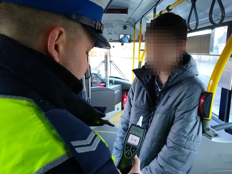 Kierowca okazał się pijany, a autobus - niesprawny