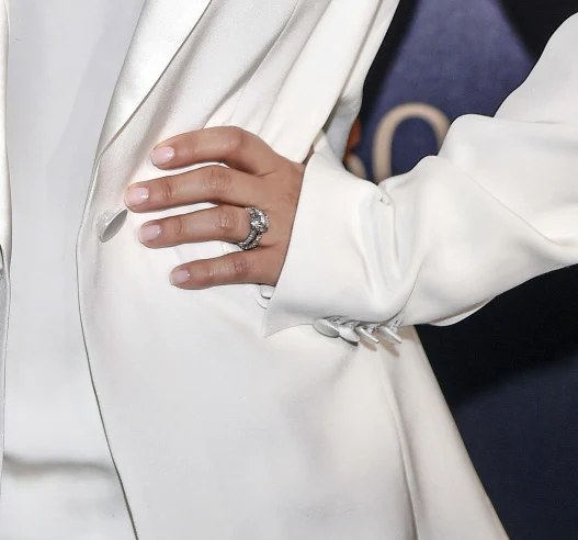 Alicja Bachleda-Curuś i jej pierścionek zaręczynowy Alicja Bachleda-Curuś i jej pierścionek zaręczynowy