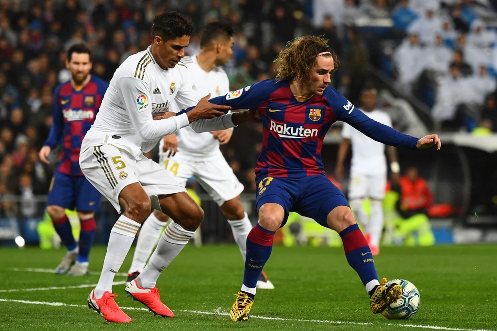 Antoine Griezmann naciskany przez Raphaela Varane'a Antoine Griezmann naciskany przez Raphaela Varane'a