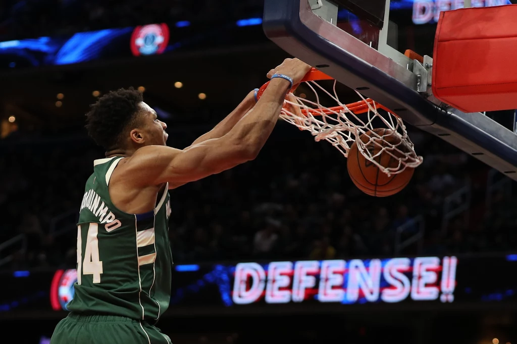 Giannis Antetokounmpo efektownie pakuje piłkę do kosza Giannis Antetokounmpo efektownie pakuje piłkę do kosza