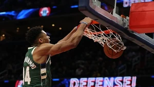 Giannis Antetokounmpo efektownie pakuje piłkę do kosza
