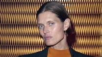 Małgosia Bela to jedna z najbardziej znanych polskich modelek. Pochodząca z Krakowa 43-latka na koncie ma współpracę m.in. z Givenchy, Comme des Garcons, Balenciagą, Chanel, Versace i YSL. W tej chwili jest również redaktorką polskiej edycji magazynu „Vogue”.