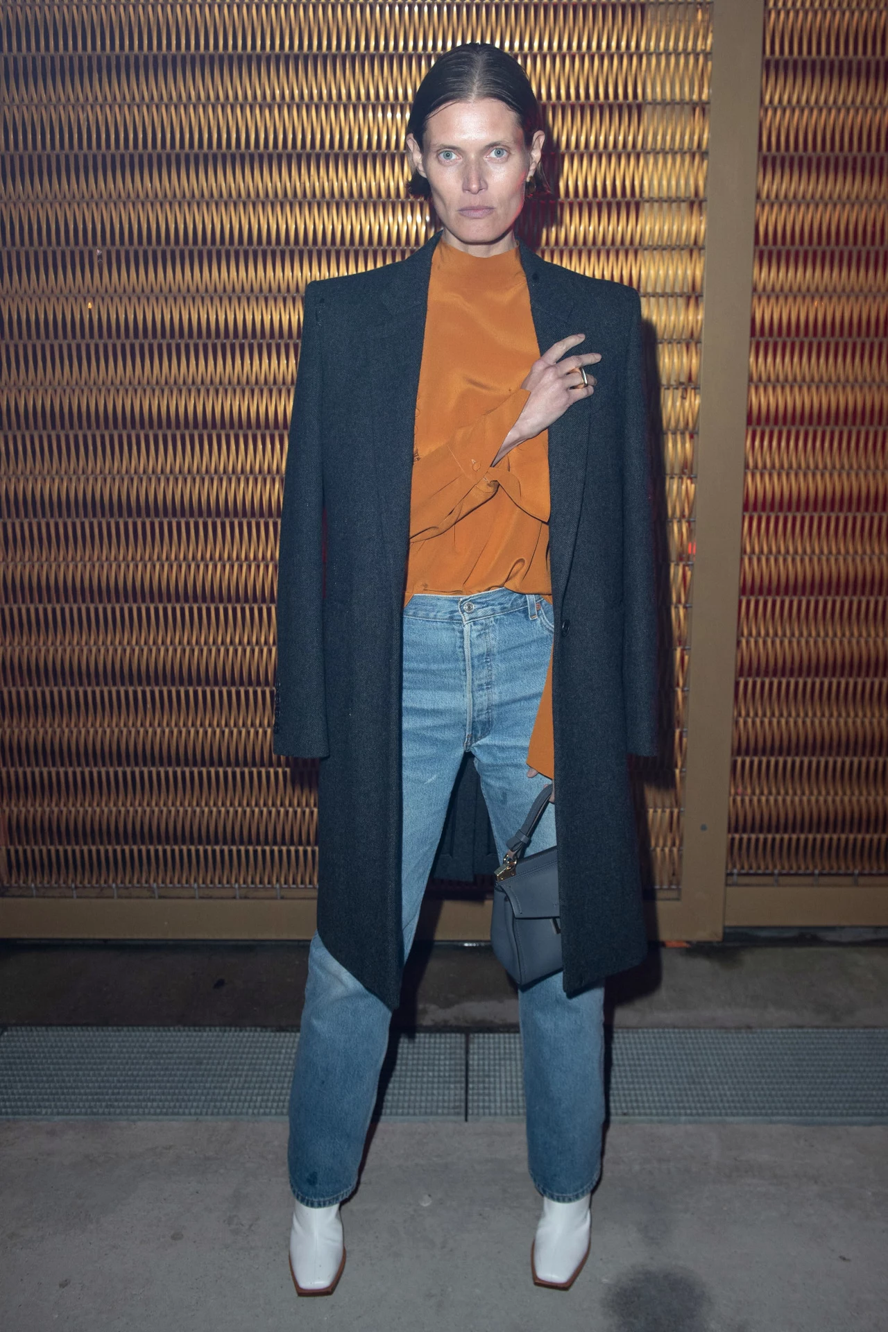 Jej obecność na paryskim tygodniu mody nikogo nie powinna więc dziwić. Nieco zaskoczyć mógł jednak look, jaki zaprezentowała na pokazie Givenchy. Modelka na ściance pozowała bowiem bez jakiegokolwiek makijażu. Trudno stwierdzić, czy to kwestia światła, braku make-upu, czy utraty wagi, ale wyostrzyły się również rysy jej twarzy. Jej obecność na paryskim tygodniu mody nikogo nie powinna więc dziwić. Nieco zaskoczyć mógł jednak look, jaki zaprezentowała na pokazie Givenchy. Modelka na ściance pozowała bowiem bez jakiegokolwiek makijażu. Trudno stwierdzić, czy to kwestia światła, braku make-upu, czy utraty wagi, ale wyostrzyły się również rysy jej twarzy.