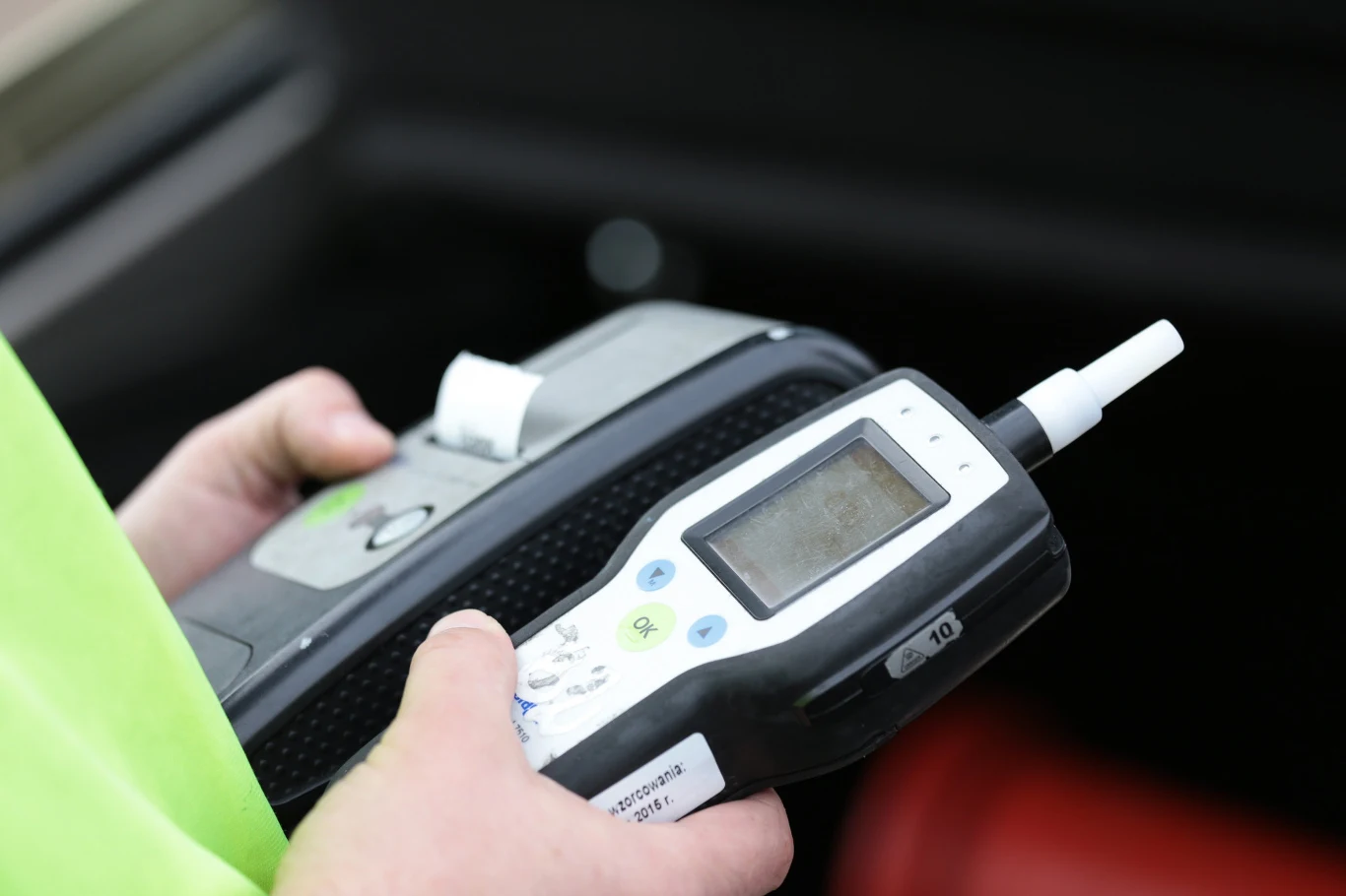 Policjanci mają, ale w zdecydowanie mniejszej liczbie, mierniki z ustnikami. Nie będą one używane do badań prewencyjnych, ale po wypadkach i kolizjach Policjanci mają, ale w zdecydowanie mniejszej liczbie, mierniki z ustnikami. Nie będą one używane do badań prewencyjnych, ale po wypadkach i kolizjach