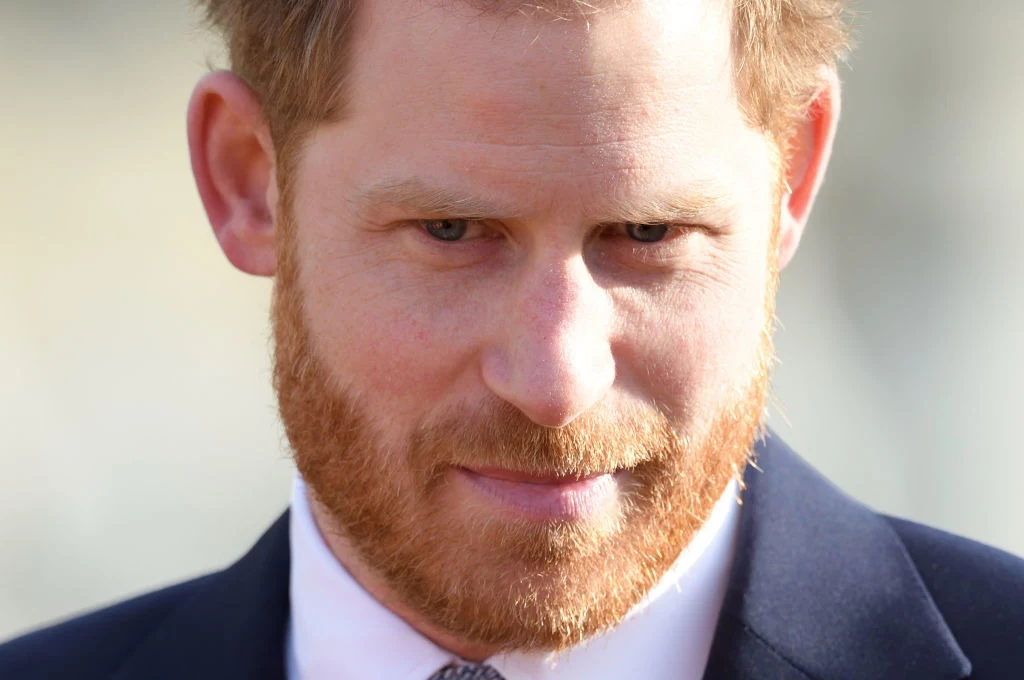 Kryzys w relacjach arystokratów wciąż się utrzymuje. Meghan i Harry wyprowadzili się do Kanady, gdzie wiodą spokojne życie. Nie przeszkadza to jednak tabloidom spekulować na temat ich planów. Mimo tego, że Sussexowie nie są już częścią brytyjskiej rodziny królewskiej, to jednak wciąż prowadzą niektóre projekty. Tak jest między innymi z igrzyskami Invictus Games, których organizatorem i patronem jest Harry. Kryzys w relacjach arystokratów wciąż się utrzymuje. Meghan i Harry wyprowadzili się do Kanady, gdzie wiodą spokojne życie. Nie przeszkadza to jednak tabloidom spekulować na temat ich planów. Mimo tego, że Sussexowie nie są już częścią brytyjskiej rodziny królewskiej, to jednak wciąż prowadzą niektóre projekty. Tak jest między innymi z igrzyskami Invictus Games, których organizatorem i patronem jest Harry.
