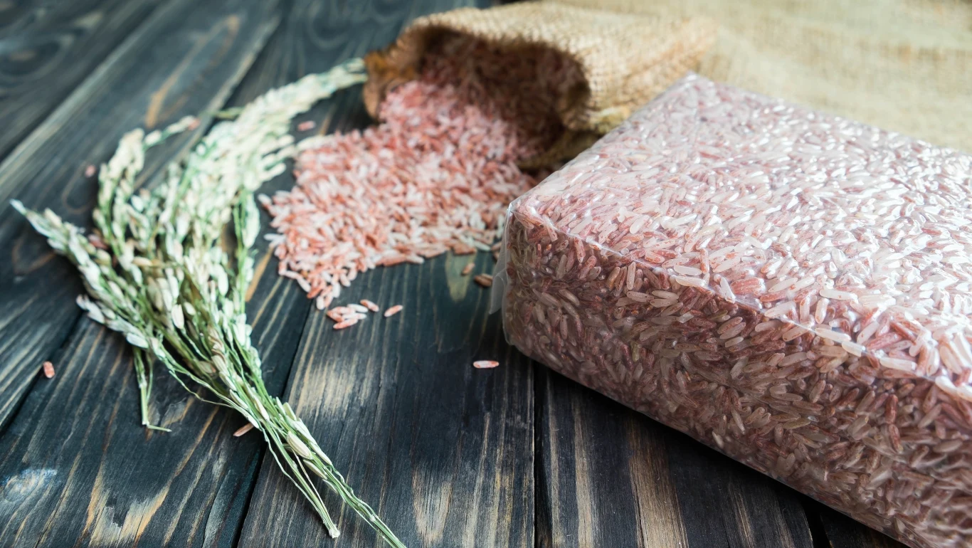 Ryż i kasza przechowywane w odpowiednich warunkach można składować bardzo długo. Jednak zwykle sprzedawane są w kartonowych, które mieszczą perforowane woreczki. Żeby zabezpieczyć je na dłuższą metę można użyć woreczki próżniowe. Tak zapakowane zapasy mogą spokojnie czekać nawet kilka lat.