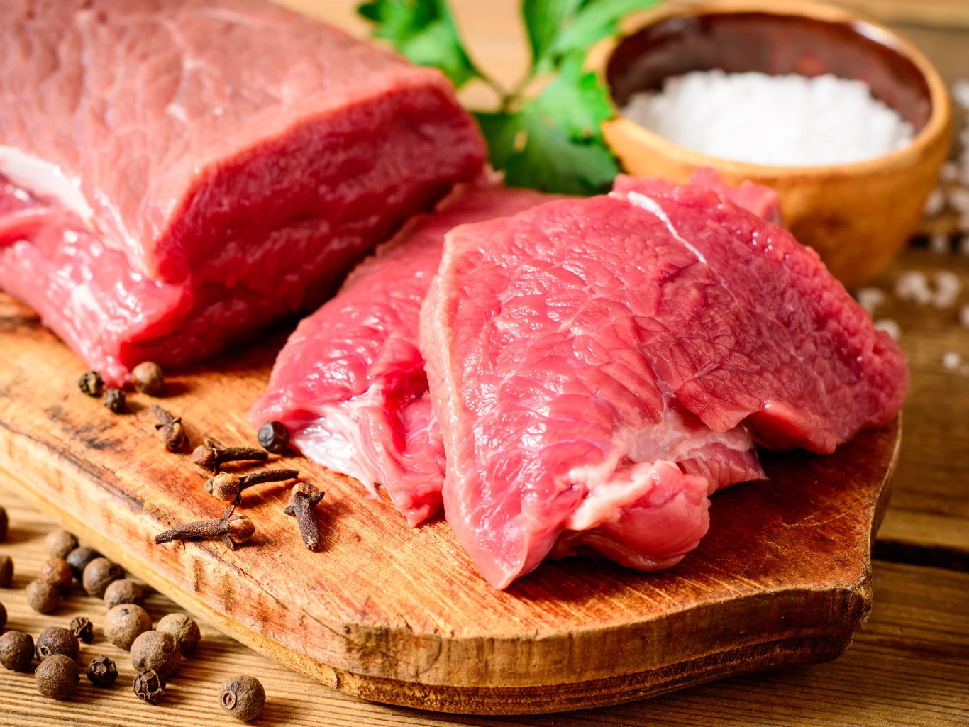 Na około 10 dni osoba, której dziennie zapotrzebowanie wynosi 2200 kcal potrzebuje około 1,5 kg mięsa, oczywiście o ile je mięso. Najwygodniejsze do przechowywania są weki – w najprostszej wersji można kupić gotowe. W bardziej skomplikowanej, ale dającej sporo satysfakcji można mięso przygotować samemu.