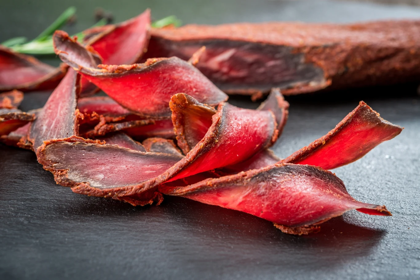 Kolejna bardzo wygodna metoda przechowywania mięsa polega na jego suszeniu. Mięso można przygotować samemu w piekarniku. Delikatnie przyprawione mięso wystarczy rozwiesić na kratkach, ustawić piekarnik na temperaturę około 100 st. C i pozostawić uchylone drzwiczki. Po kilku godzinach mięso będzie gotowe. 