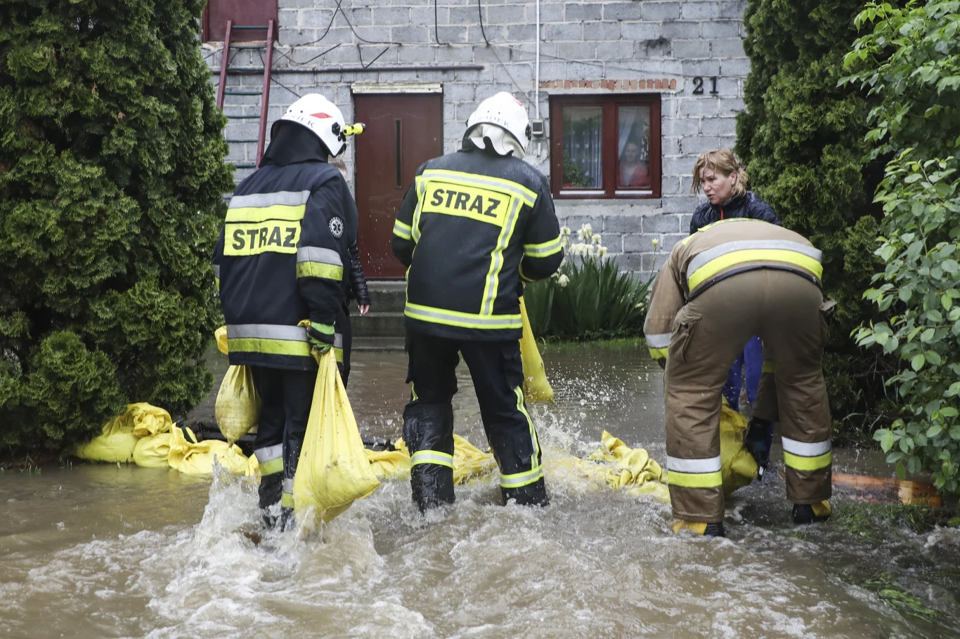 Takie zapasy wystarczą nie tylko na obecne zagrożenie wirusem, ale przede wszystkim mogą się przydać w przypadku powodzi i wichur, które coraz częściej nawiedzają Polskę. Co jakiś czas mówią o tym służby, zwłaszcza strażacy, na których spoczywa główny ciężar niesienia pomocy poszkodowanym. Niestety, mimo że apele są powtarzane przy okazji każdego kataklizmu, nadal niewiele osób jest przygotowanych na zagrożenie.