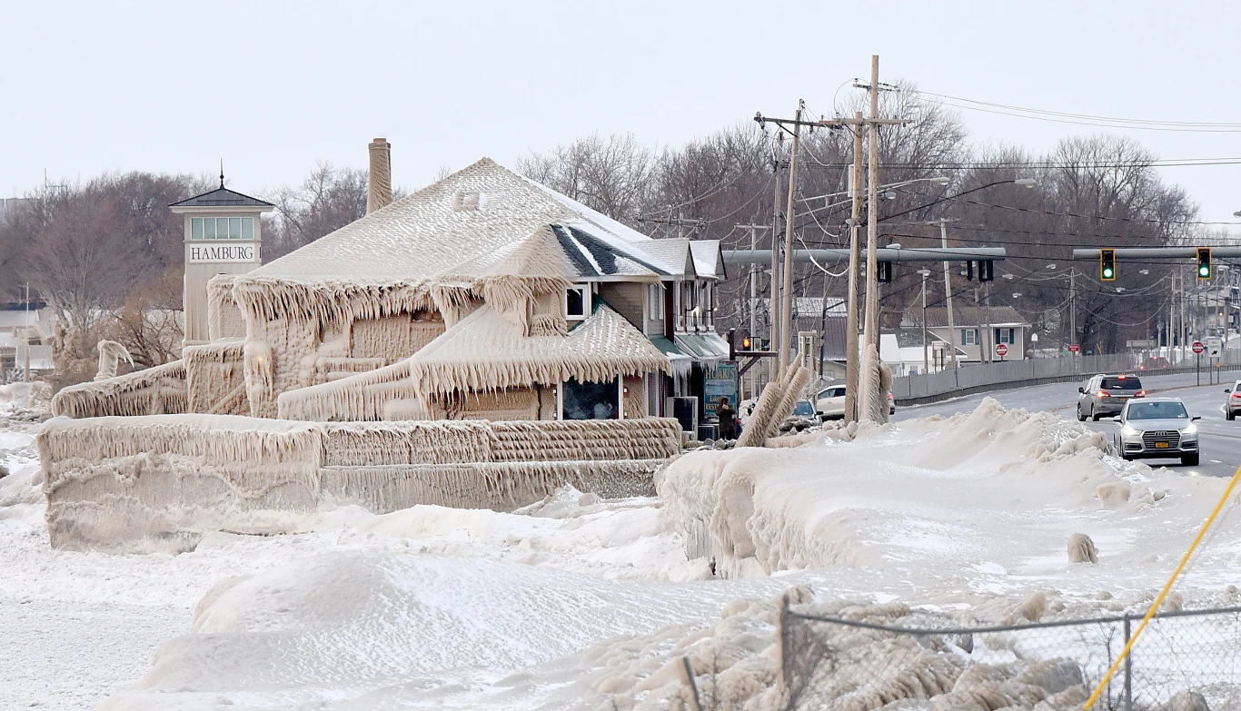 "Z domu wychodziłem tylnymi drzwiami - musiałem sobie dosłownie wytrzaskać ścieżkę w lodzie" - podkreśla Ed Mis.
