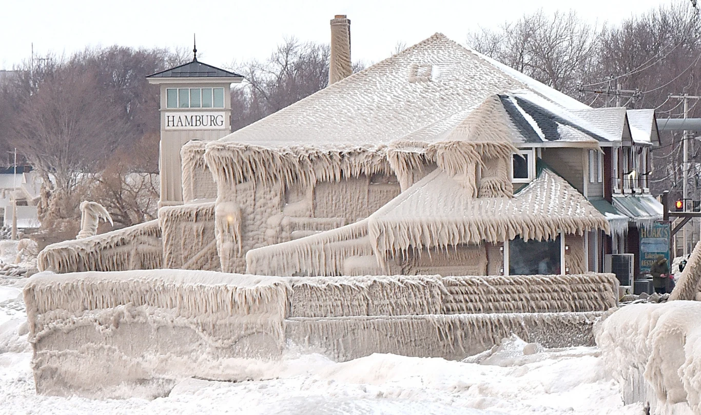  sieci zaroiło się od komentarzy porównujących domy w Hamburgu do pałacu Elsy, bohaterki animacji "Kraina Lodu". Porównanie jest bardziej niż trafne, ale dla ludzi, których domy znalazły się pod grubą warstwą lodu nie jest już do śmiechu...