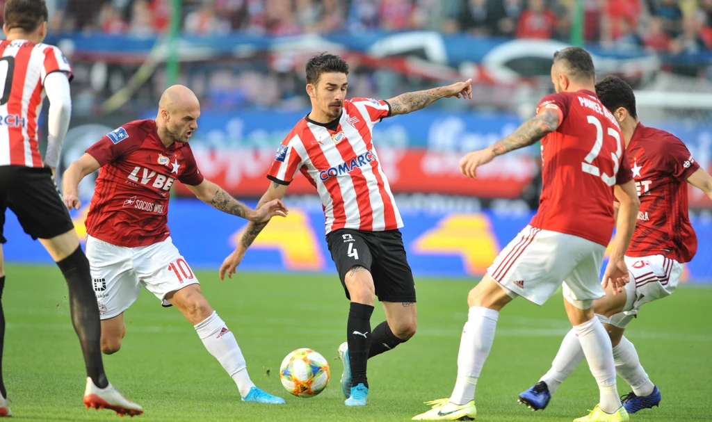 Wrześniowe derby na stadionie Wisły 1-0 wygrała Cracovia po golu Sergiu Hanki (w środku). Z lewej Vullnet Basha, z prawej Paweł Brożek.