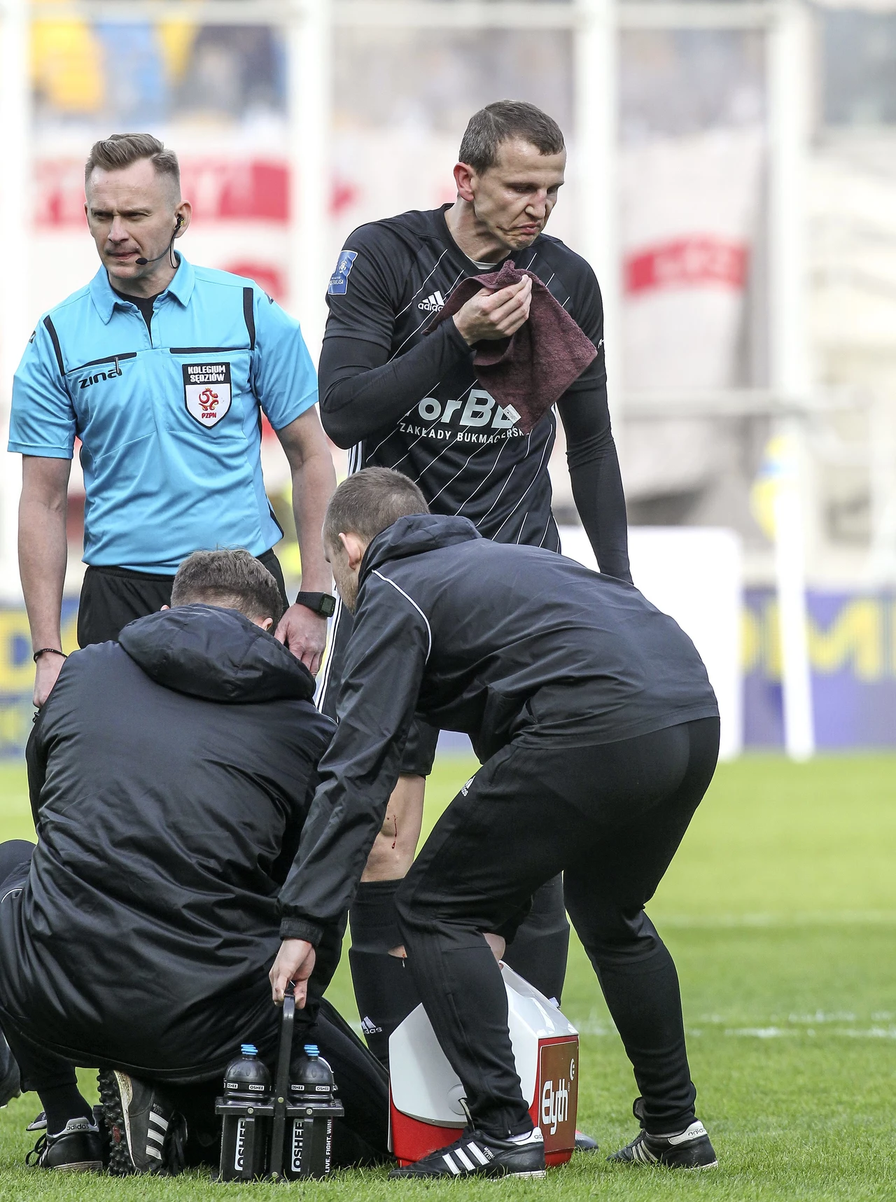 Maciej Dąbrowski opatrywany przez sztab medyczny Maciej Dąbrowski opatrywany przez sztab medyczny