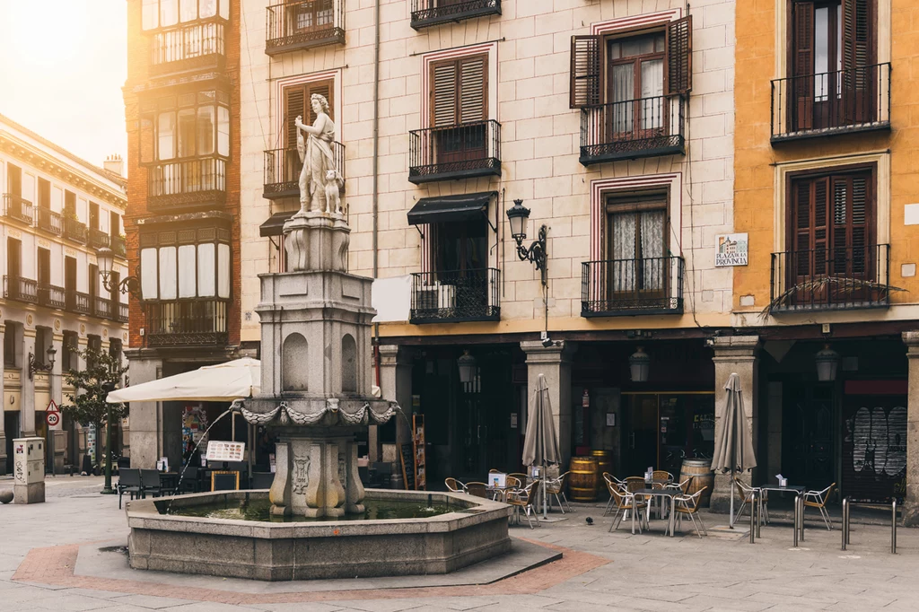 Warto też zanurzyć się w malownicze uliczki miasta oraz wybrać na obiad do jednej z restauracji sieci Museo del Jamón. Warto też zanurzyć się w malownicze uliczki miasta oraz wybrać na obiad do jednej z restauracji sieci Museo del Jamón.