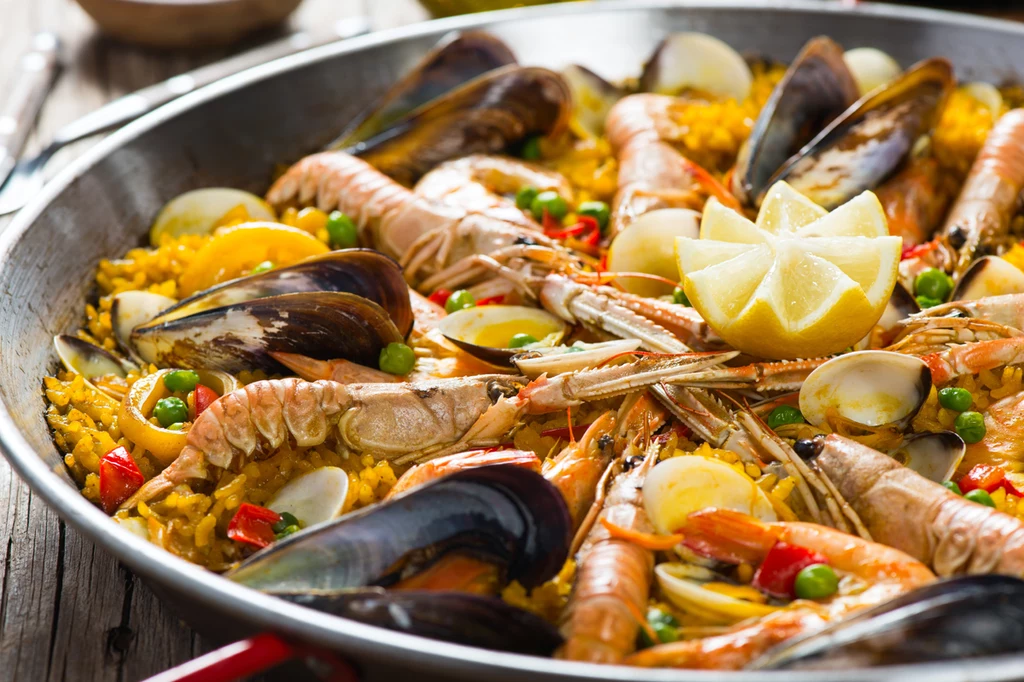 Serwowane są tam typowo hiszpańskie dania, w tym pyszna paella. MJ Źródło: Tele tydzień Serwowane są tam typowo hiszpańskie dania, w tym pyszna paella. MJ Źródło: Tele tydzień