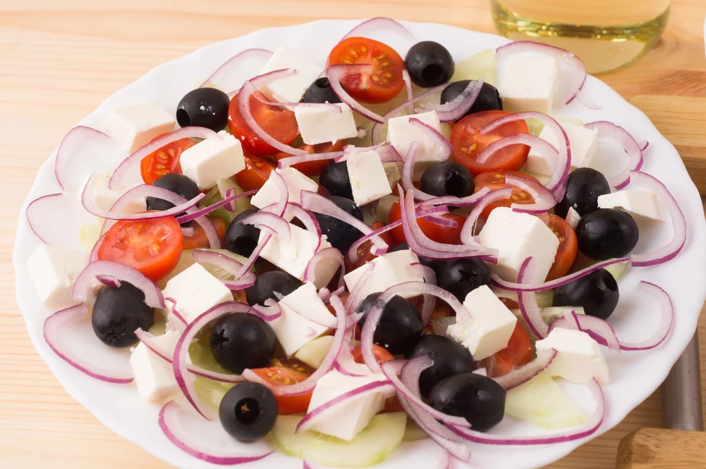 Smak sałatki można wzbogacić dodając do każdej porcji kilka plasterków świeżego ogórka