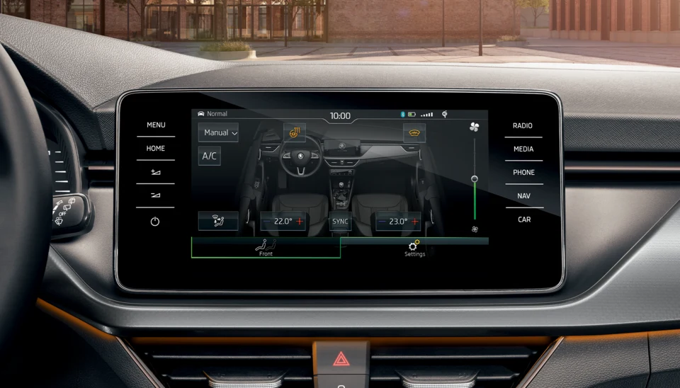 Dzięki dużym wyświetlaczom cyfrowym wnętrze samochodu prezentuje się elegancko i nowocześnie 