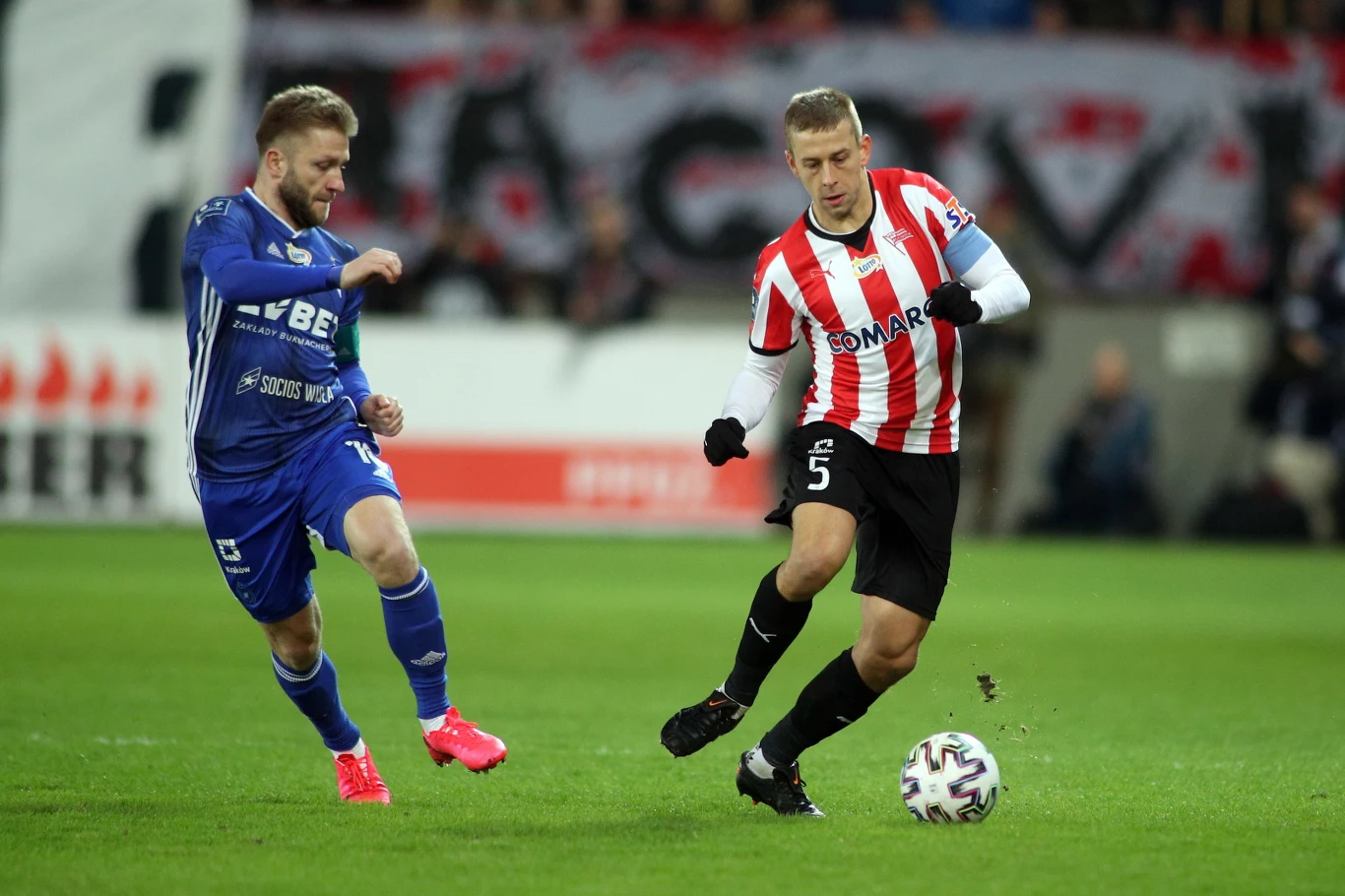 Zawodnik Cracovii Janusz Gol (P) i Jakub Błaszczykowski (L) z Wisły Kraków