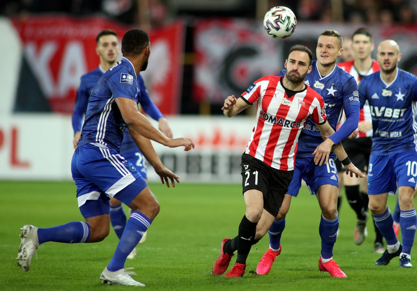 Zawodnik Cracovii Rafael Lopes (2L) i Dawid Niepsuj (2P) z Wisły Kraków