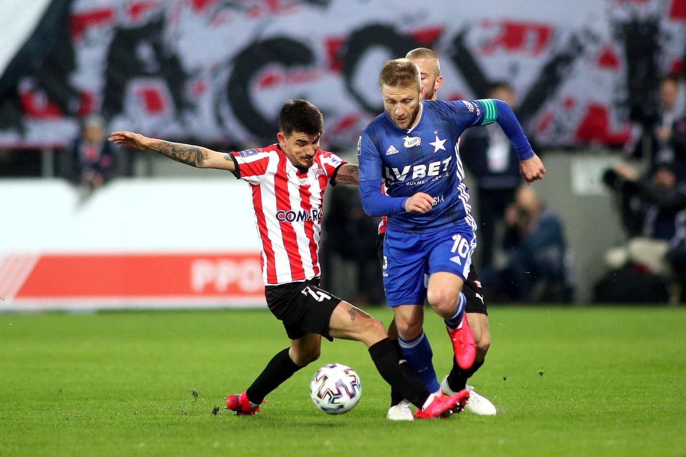 Zawodnik Cracovii Sergiu Hanca (L) i Jakub Błaszczykowski (P) z Wisły Kraków