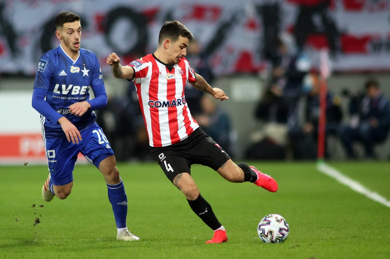 Zawodnik Cracovii Sergiu Hanca (P) i Vukan Savicević (L) z Wisły Kraków