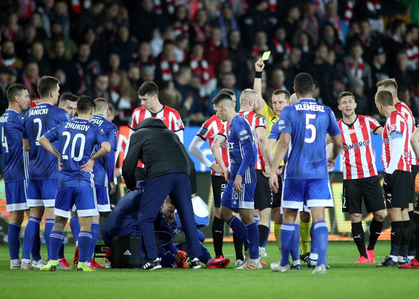 Zawodnik Cracovii Michal Siplak (C) otrzymuje żółtą kartkę