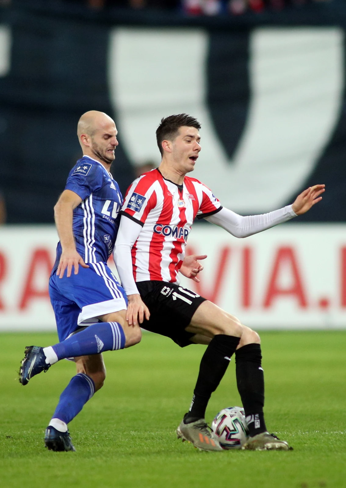 Zawodnik Cracovii Pelle van Amersfoort (P) i Vullnet Basha (L) z Wisły Kraków Zawodnik Cracovii Pelle van Amersfoort (P) i Vullnet Basha (L) z Wisły Kraków