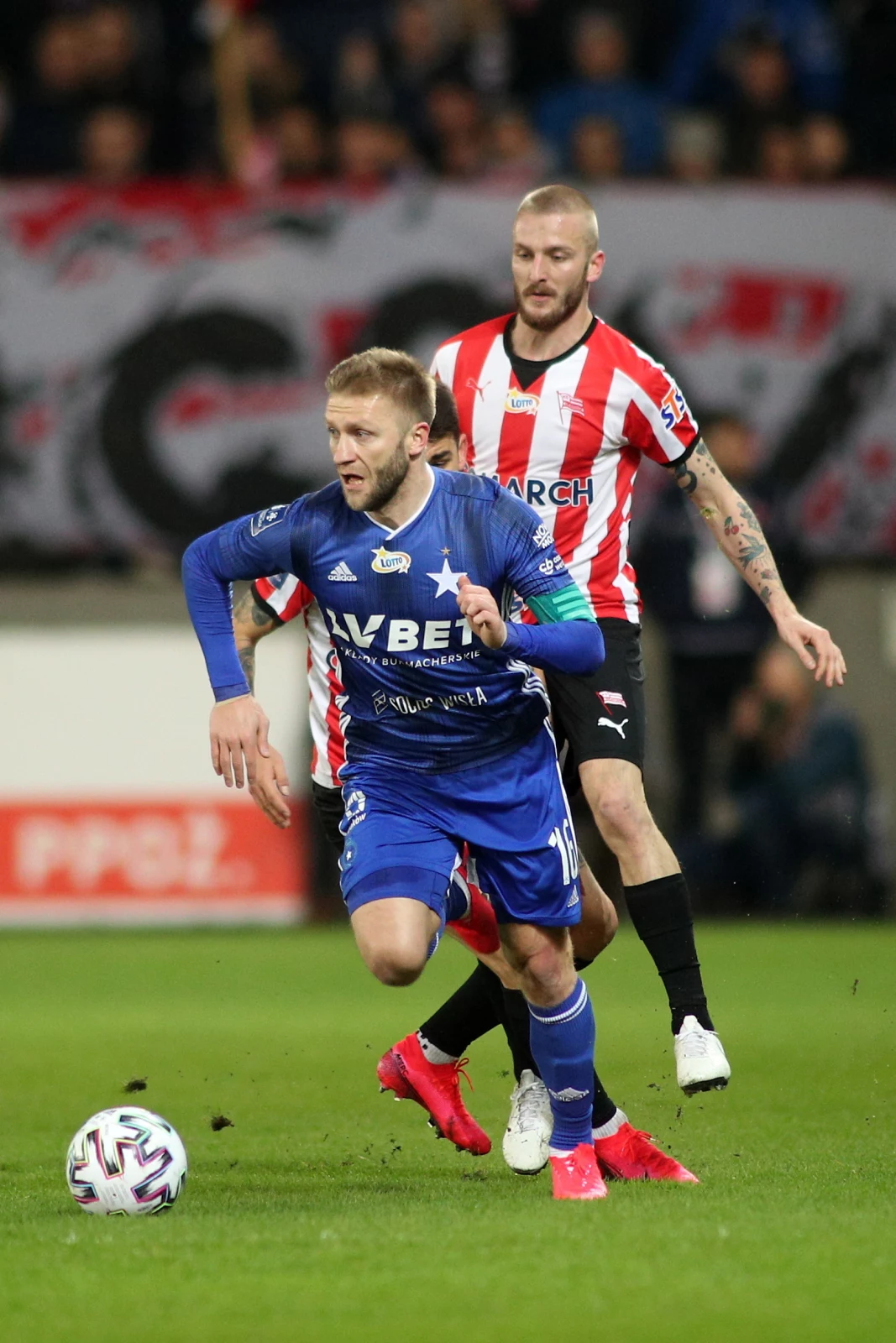 Zawodnik Cracovii Michal Siplak (P) i Jakub Błaszczykowski (L) z Wisły Kraków Zawodnik Cracovii Michal Siplak (P) i Jakub Błaszczykowski (L) z Wisły Kraków