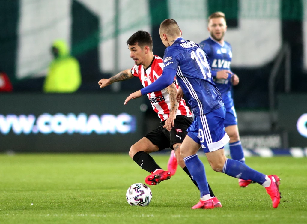 Zawodnik Cracovii Sergiu Hanca (L) i Dawid Niepsuj (P) z Wisły Kraków Zawodnik Cracovii Sergiu Hanca (L) i Dawid Niepsuj (P) z Wisły Kraków