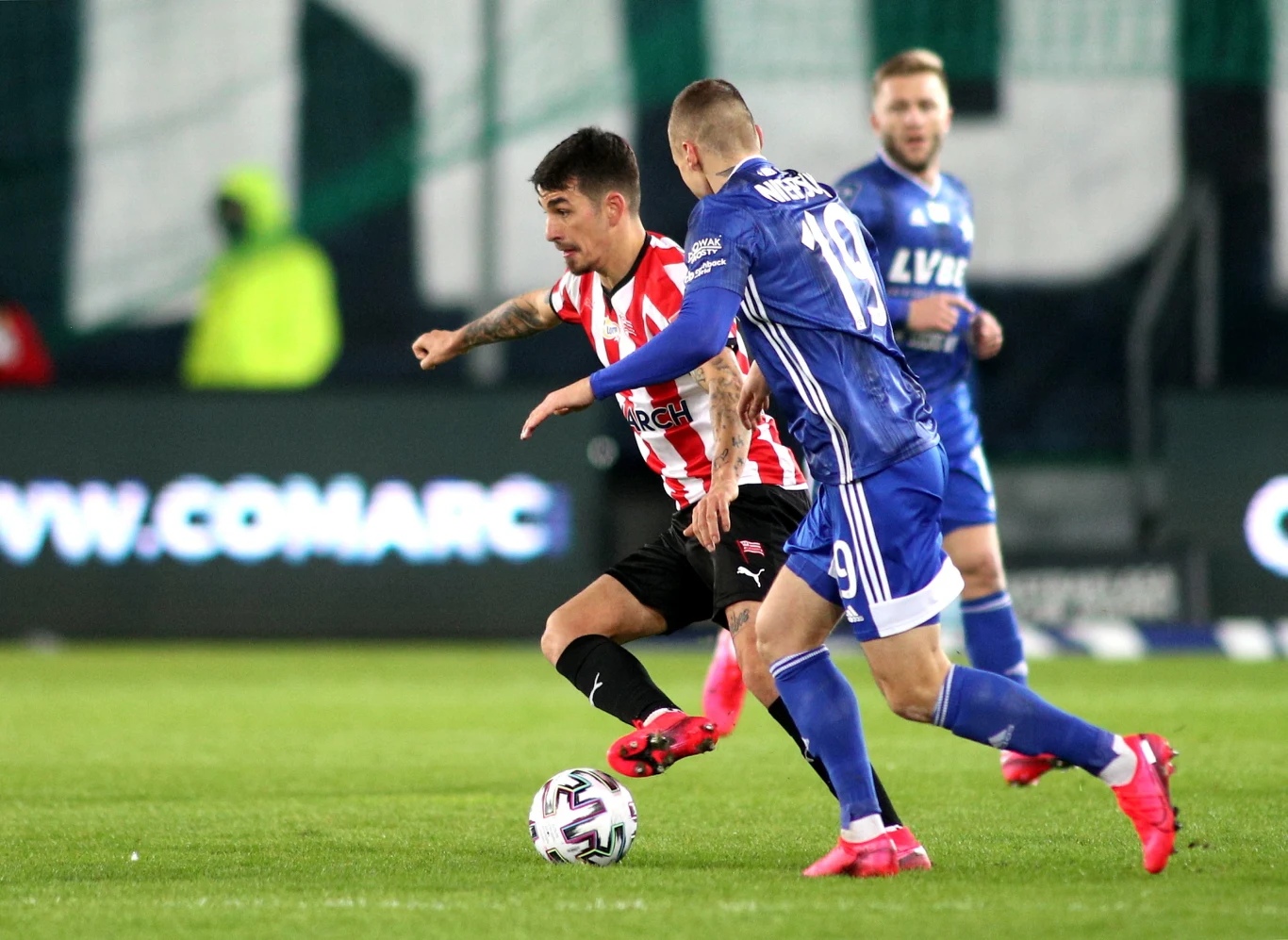 Zawodnik Cracovii Sergiu Hanca (L) i Dawid Niepsuj (P) z Wisły Kraków