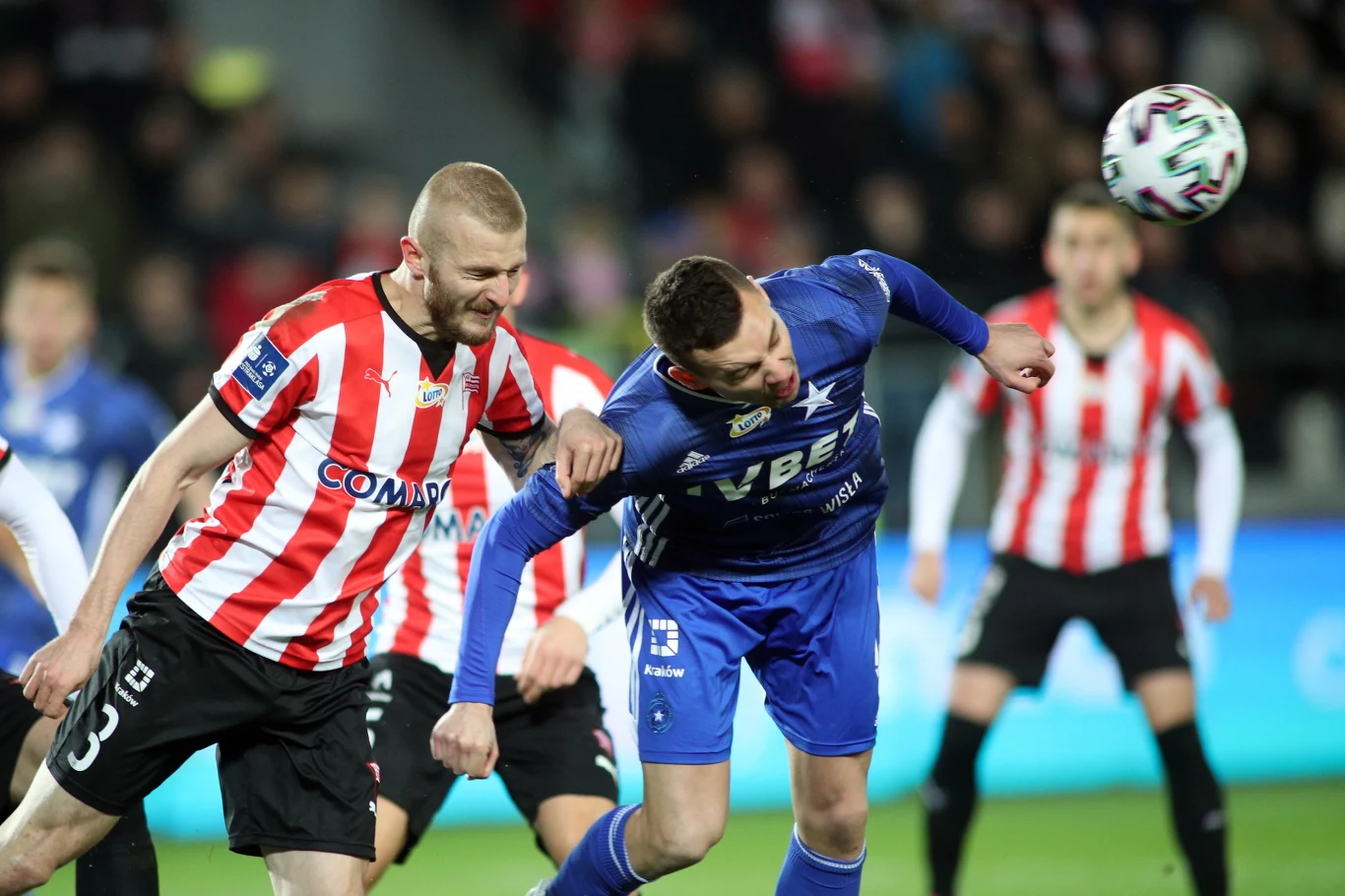 Zawodnik Cracovii Michał Siplak (L) i Maciej Sadlok (C) z Wisły Kraków 