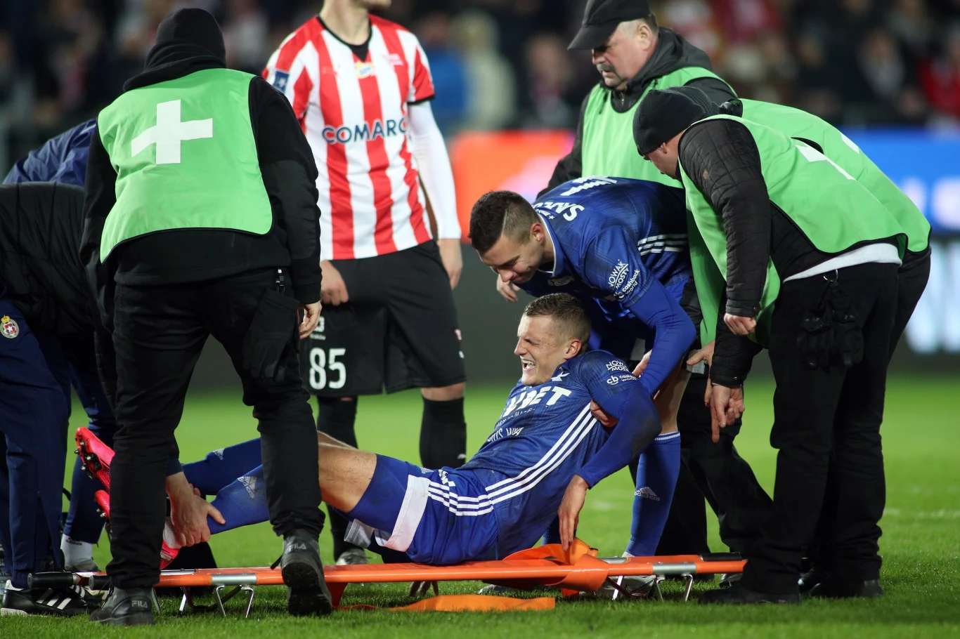 Kontuzjowany zawodnik Wisły Kraków Dawid Niepsuj (C)