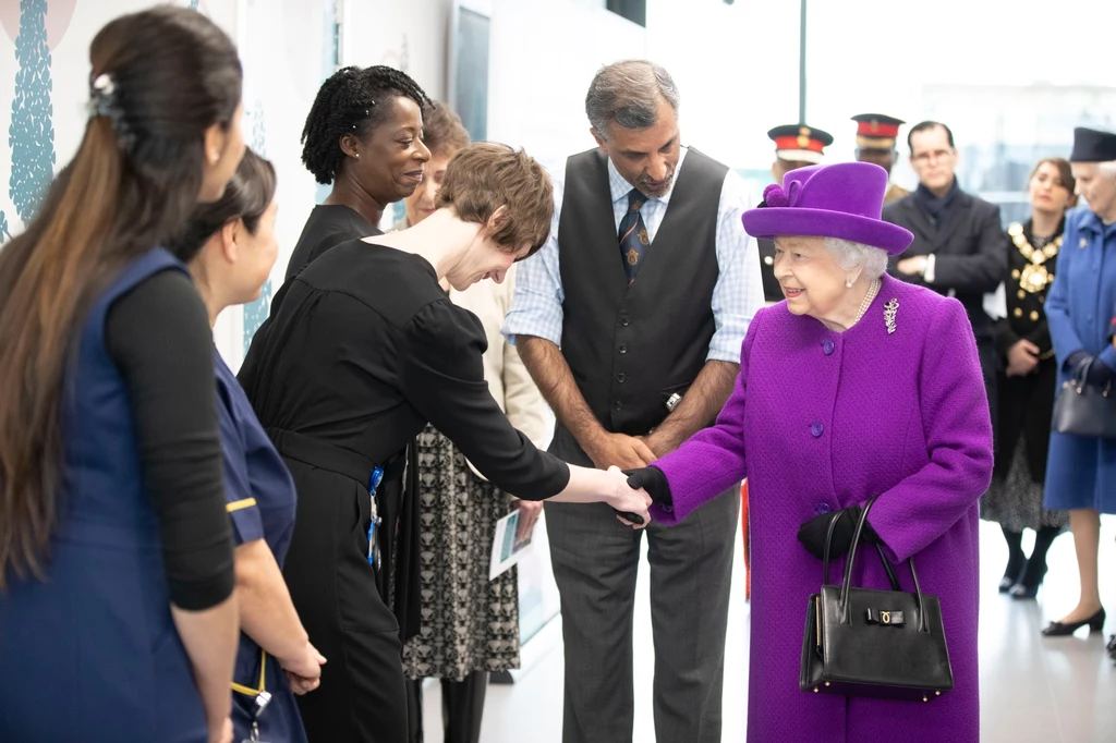 Powitanie z królową jest stresujące. Dlatego monarchini zdecydowanym gestem pierwsza wyciąga dłoń 