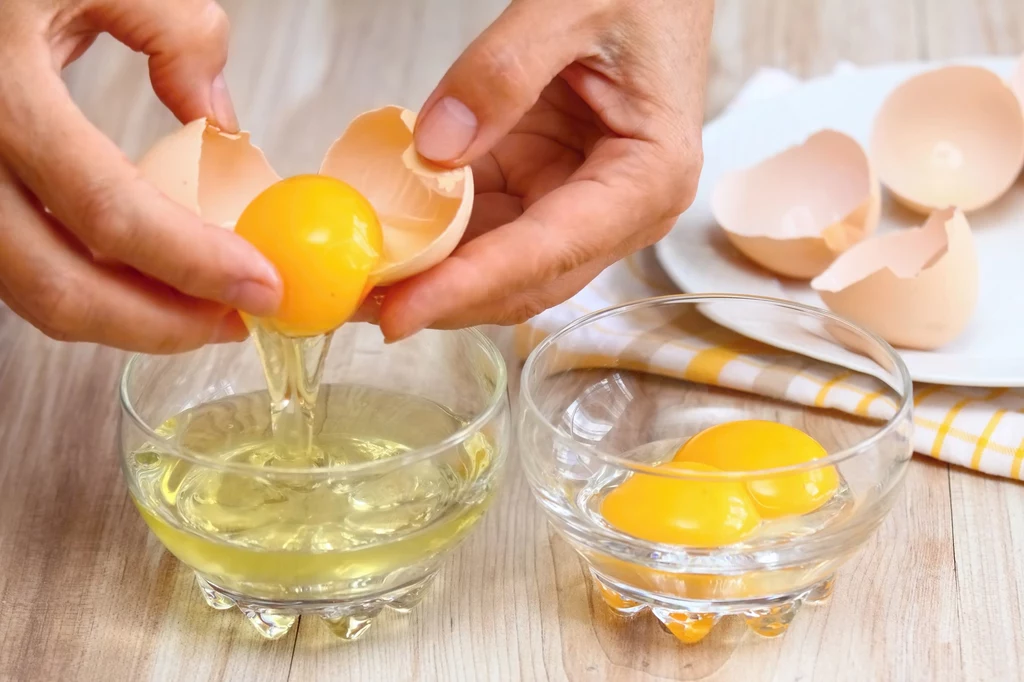 Maseczka z surowych jajek jest skuteczna, ale istnieje ryzyko choroby