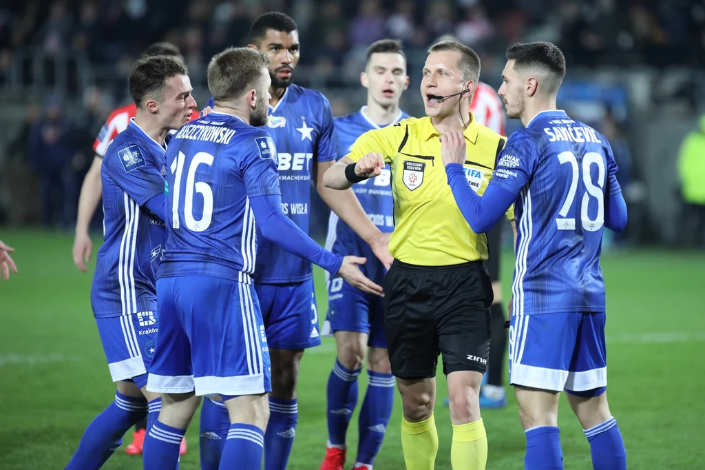 Bartosz Frankowski nie uznał bramki samobójczej Pellego van Amersfoorta, czemu nie mógł się nadziwić Jakub Błaszczykowski i inni wiślacy.