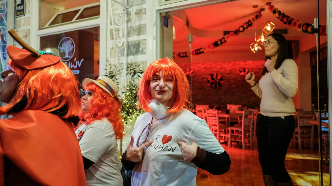 Ludzie przybyli na wyspę z okazji karnawału i bawili się pomimo oficjalnej decyzji rządu o odwołaniu oficjalnych imprez Ludzie przybyli na wyspę z okazji karnawału i bawili się pomimo oficjalnej decyzji rządu o odwołaniu oficjalnych imprez