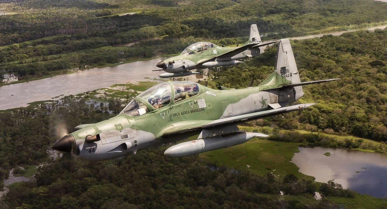 A-29 Super Tucano to brazylijski lekki samolot szturmowy, przeznaczony do działań przeciwpartyzanckich. Został oblatany w 1999 roku, a do produkcji trafił cztery lata później. A-29 Super Tucano to brazylijski lekki samolot szturmowy, przeznaczony do działań przeciwpartyzanckich. Został oblatany w 1999 roku, a do produkcji trafił cztery lata później.