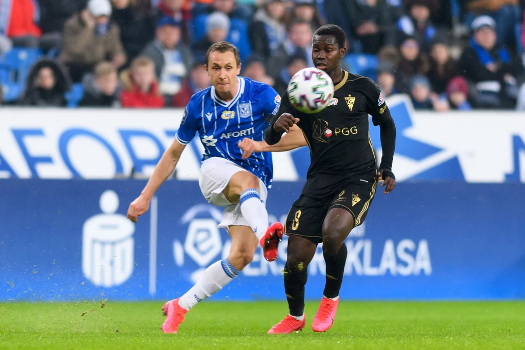 Zawodnik Lecha Poznań Bohdan Butko (L) i Alasana Manneh (P) z Górnika Zabrze Zawodnik Lecha Poznań Bohdan Butko (L) i Alasana Manneh (P) z Górnika Zabrze
