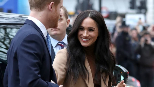 Uzyskanie pełnej niezależności nie będzie niestety tak proste. Bez dworskich przywilejów Meghan będzie zdana wyłącznie na siebie. 

Co prawda, Markle zarabiała już wcześniej na siebie, ale powrót po tak długiej przerwie może nie należeć do najłatwiejszych zadań. Przypomnijmy, że zanim Meghan dołączyła do brytyjskiego dworu jako żona księcia Harry’ego, grała między innymi, w serialu „Suits”.