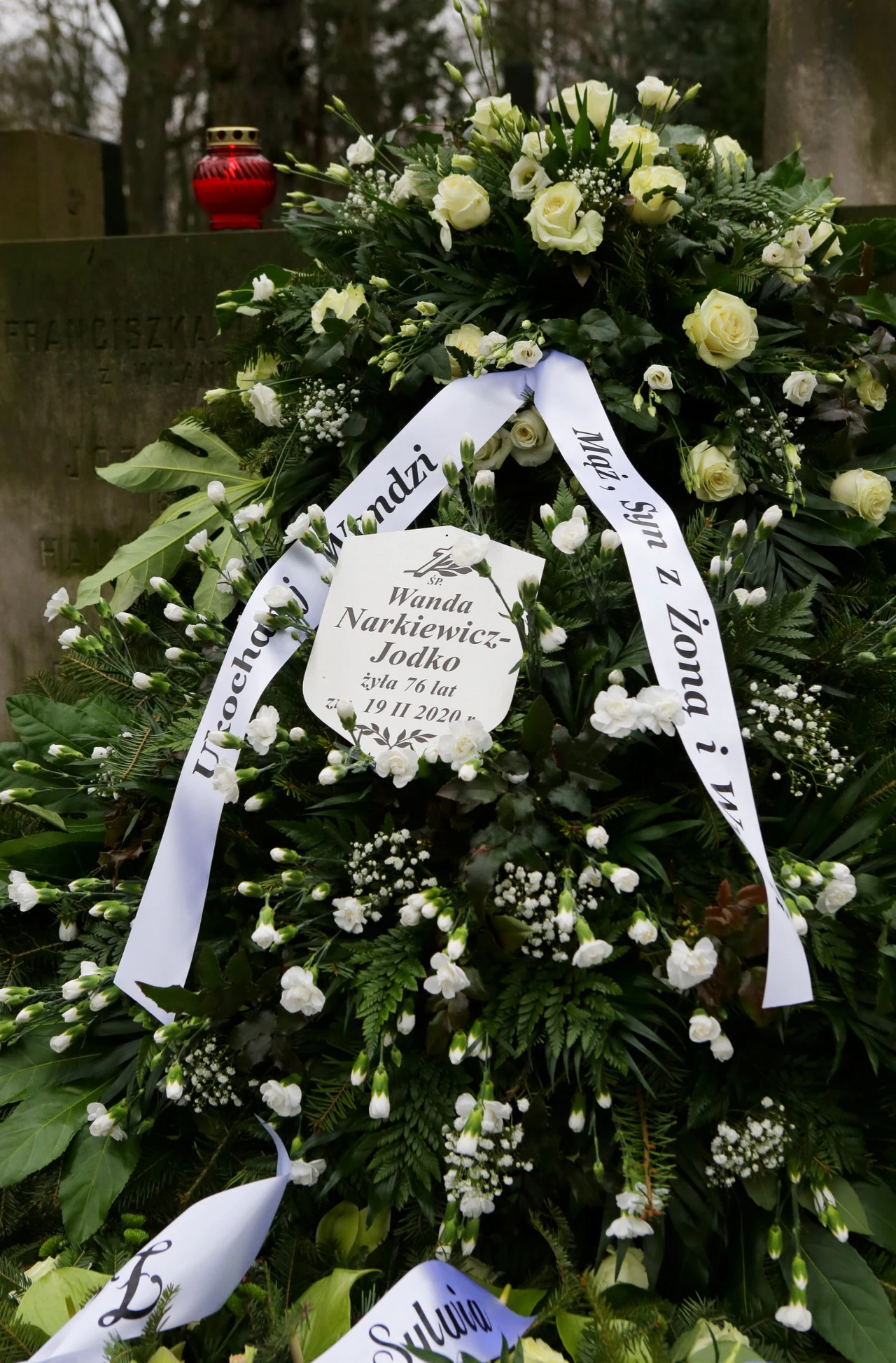Uroczystości pogrzebowe rozpoczęły się mszą św. w kościele p.w. Miłosierdzia Bożego w Warszawie. Uroczystości pogrzebowe rozpoczęły się mszą św. w kościele p.w. Miłosierdzia Bożego w Warszawie.