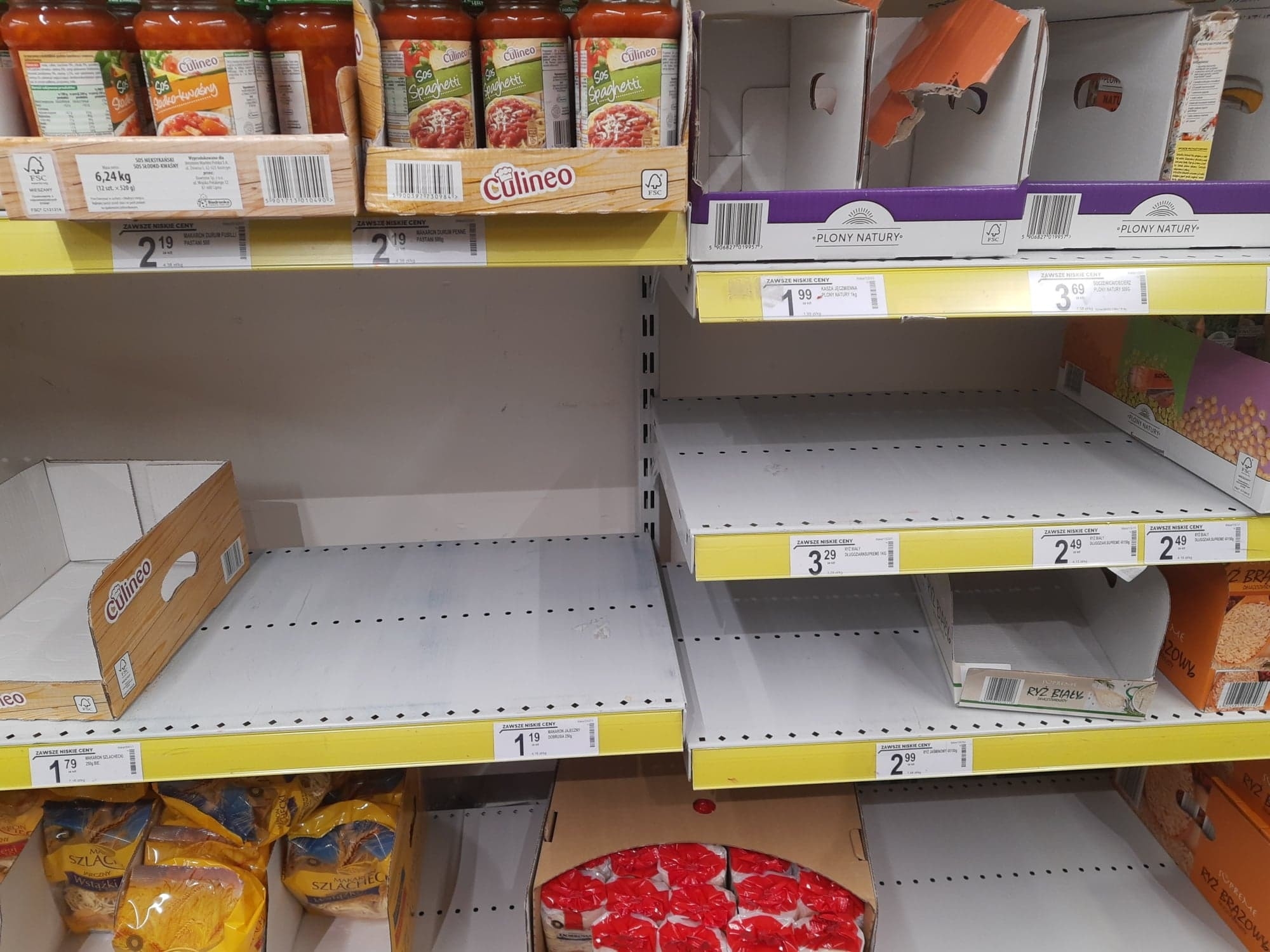 puste półki sklepowe