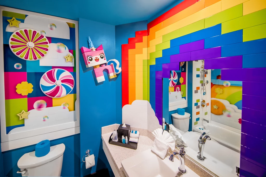 W tym sezonie hotel LEGOLAND udostępni sześć nowych pokoi tematycznych inspirowanych kinowym hitem The LEGO MOVIE, by dzieci jeszcze mocniej poczuły się częścią filmowego świata. W tym sezonie hotel LEGOLAND udostępni sześć nowych pokoi tematycznych inspirowanych kinowym hitem The LEGO MOVIE, by dzieci jeszcze mocniej poczuły się częścią filmowego świata.